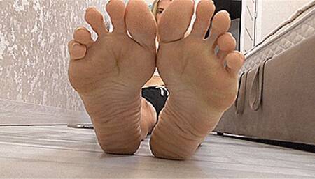 BIG FEET IN THE SCREEN!MP4