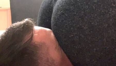 Bed ties face sittin