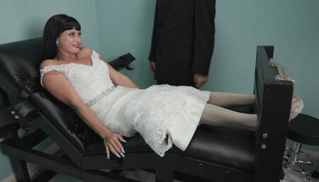 Bride with cold feet gets tickled (LilMizzUnique)