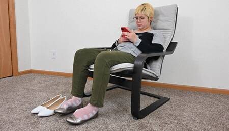 Dylan dangles their flats (4k)