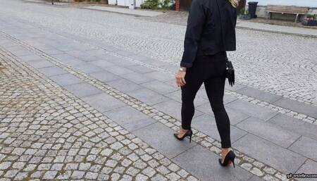 oh no_ shoe falls in the river HD mp4 1920x1080