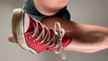 A Shoejob an well worn and dirty Converse Sneakers - Tramplegirl squeezes the cum out of his dick with her red chucks - outdoor crushing scenes included- multi - 4k