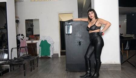 MISTRESS LILY DUPONT : POV THE GLORY HOLE