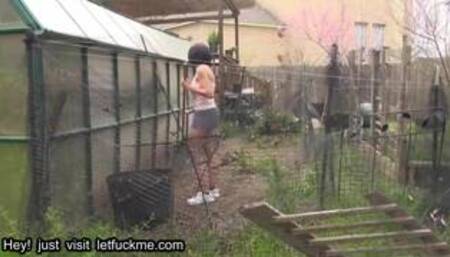 cumshot amateur lady fucks her hungry pussy in garden