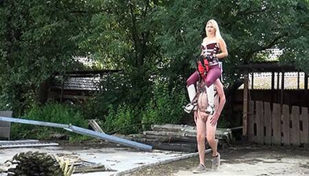 Enjoy shoulder ride on a sunny day - 1 - HD