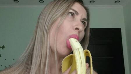 Swallowing a banana MP4 FULL HD 1080p