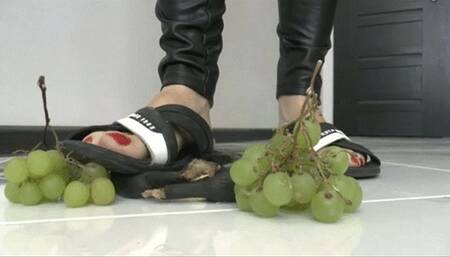 You dance harder and harder on the mud and laugh loudly at your sandals MP4 FULL HD 1080p