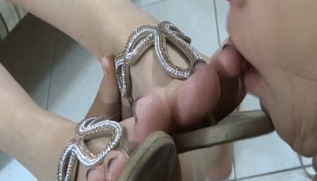 WORSHIP PMY FEET SUCK MTOES AND LICK MY SOLES TO MAKE ME FEEL HORNY