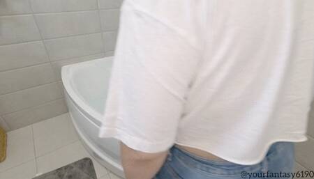 Bathtub bubbly farts in tight hot jeans
