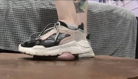 Cocktrampling in my lovely sneakers (wmv)