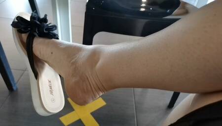 Sexy flip flops in a public bar 720HD