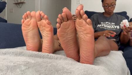 "ZaFeet n 100ktoes ifnoring you while there feet up for your view"