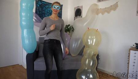 Foxys rides big figurine balloons