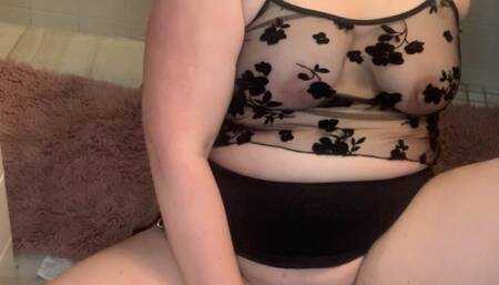 Milf Lizzy McFire finds some time to solo play in the bathroom