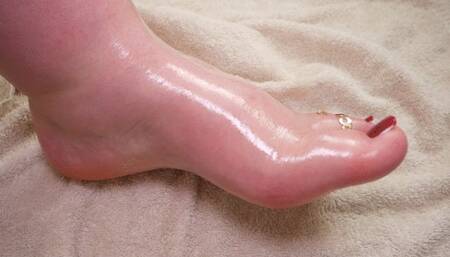 Oiled BBW right foot with red pedicure - (no talking)