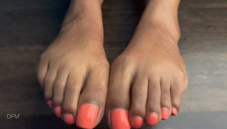 Close up oily orange toess 100ktoes