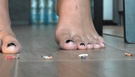Italian girlfriend - Giantess Teasing tiny mans barefoot