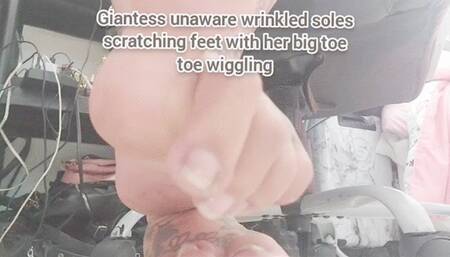 Giantess unaware wrinkled soles scratching feet with her big toe toe wiggling