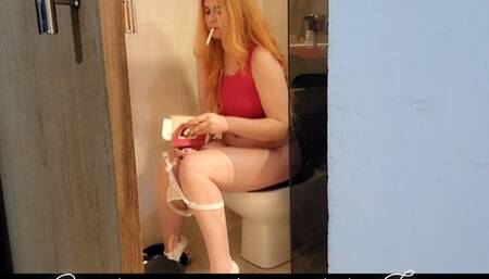 Voyeur - Catch smoking in toilet
