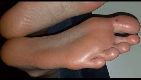 Alice - Teasing urethra with her toenails and licking cum off her feet (4K)