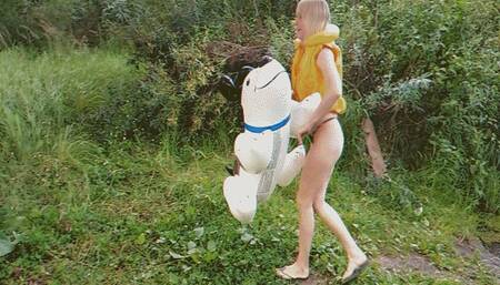 Alla blows away an inflatable puppy by opening the air valves and wears an inflatable vest!!!