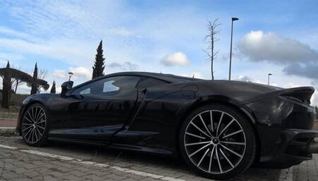 MISTRESS GAIA - PUBLIC PEEING - HD