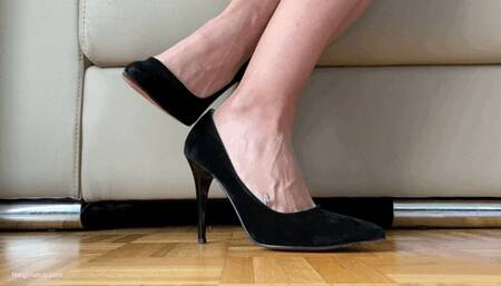 TINY MAN HIDING INSIDE GIANTESS SHOE - MOV HD