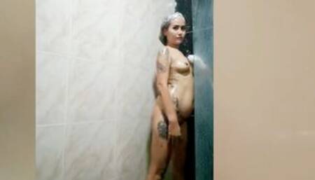 Cute Asian babe posed for her viewers