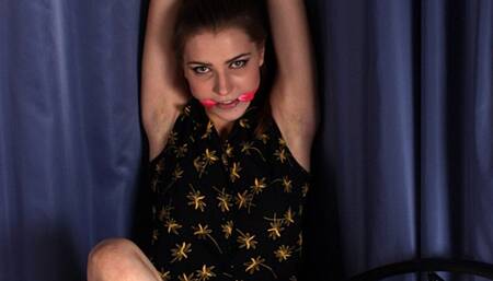 Cleavegagged Lisa, bound to the bed's post by her hands above her head and with her bare feet crossed and tied with hemp rope, is trying to free herself (HD WMV)