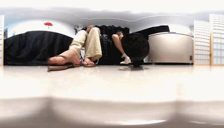 Ella and her friends trampled on 6 slaves under the desk in the home 360VR WMV