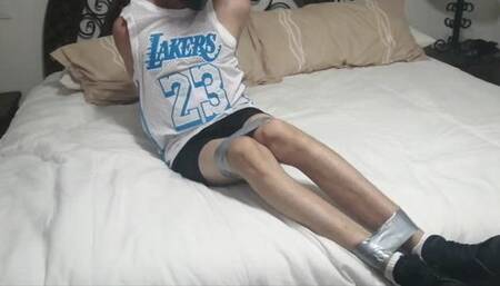 MATEO ATADO CON CINTA