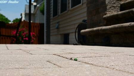 Martians scramble as EARTH GIANT crushes their ship! - MOV