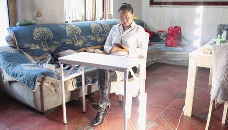 Gaoyu Boots Display 4K