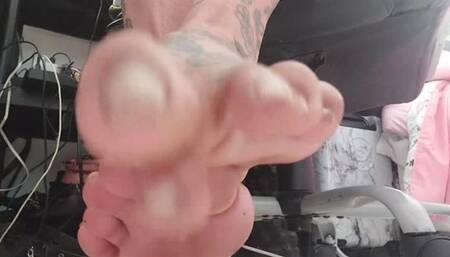 HD Giantess unaware wrinkled soles scratching feet with her big toe toe wiggling