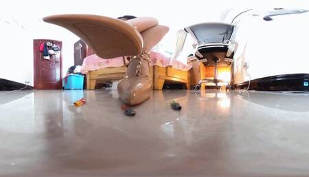 Giants Xiao mi trampled on 3 Dwarf slaves 360VR MP4