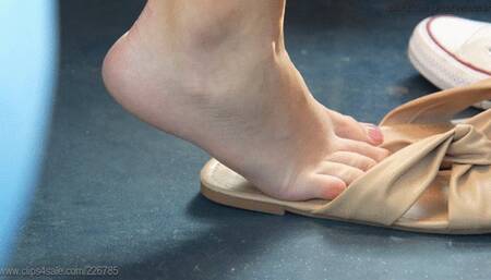 Beauty teen feet dangling and shoeplay with slippers, perfect feet to watching, so perfect (full version)