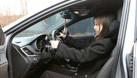 Teenage girl learning to drive for the second time yu22112101-2