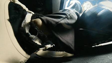 VR360 Teenage girl learning to drive for the second time yu22112101-1