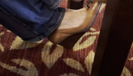 Shoeplay in wedges and barefoot