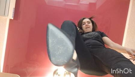 A huge giant will crush your face and body