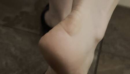 Barefoot shoeplay whilst standing in flatds