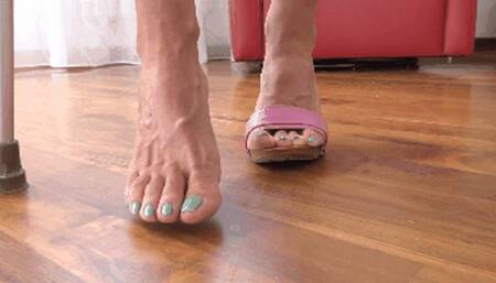 La sexy camminata di Eleonore con le stampelle - Eleonore's sexy walk with crutches ( 2 PART )