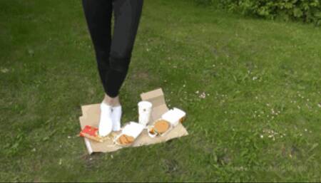 Sneaker-Girl Doro - White Socks vs Burger Menu