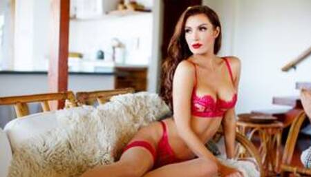 Big tits model posed in hot lingerie and exposed her beautiful curvy body