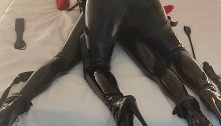 Dominatrix Sura penetrates her slave