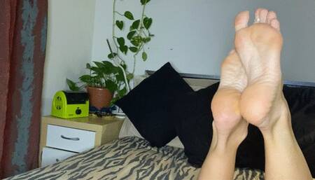 Soles pose