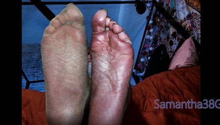 Sexy feet, thigh high hosers, high heels and foot fetish video of Samantha 38g