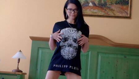 Big Tits MILF Shione Cooper Hot Playing in Bed with her Pussy