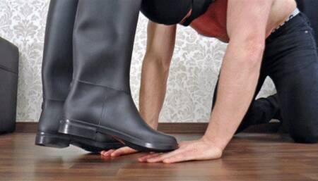 Finger trampling in riding boots - small version