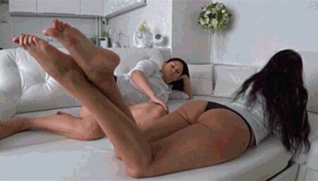 EVELINA BITES LORY'S LEGS AND FEET (t)